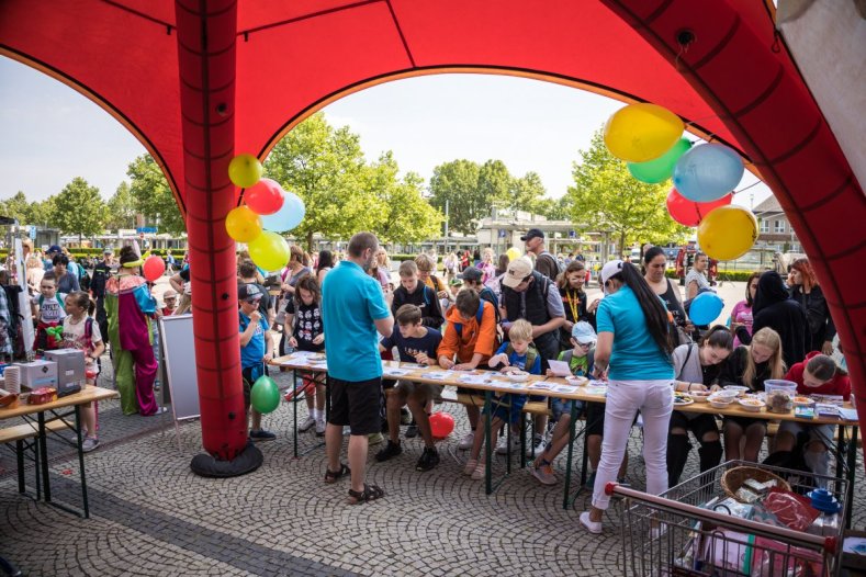 Tisíc dětí přišlo oslavit svůj den před budovu kraje