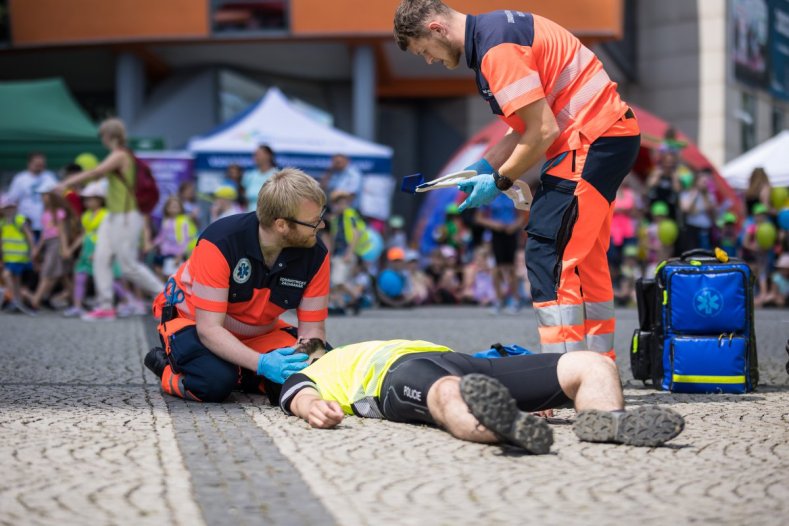 Tisíc dětí přišlo oslavit svůj den před budovu kraje