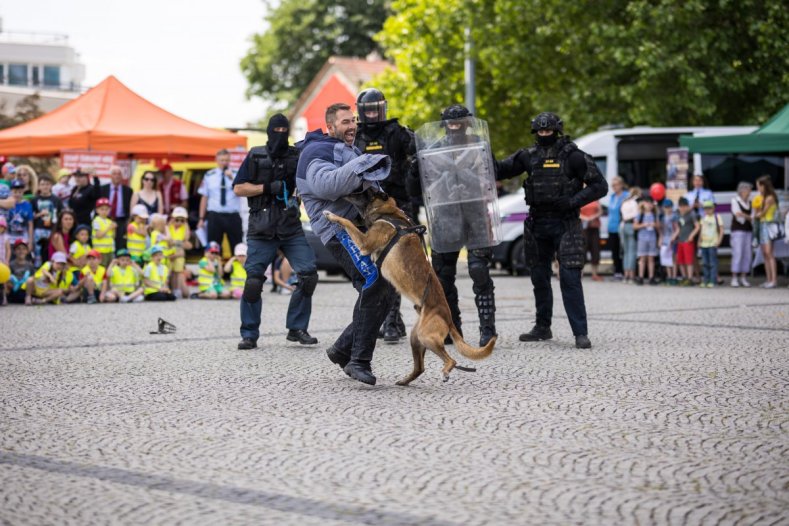 Tisíc dětí přišlo oslavit svůj den před budovu kraje