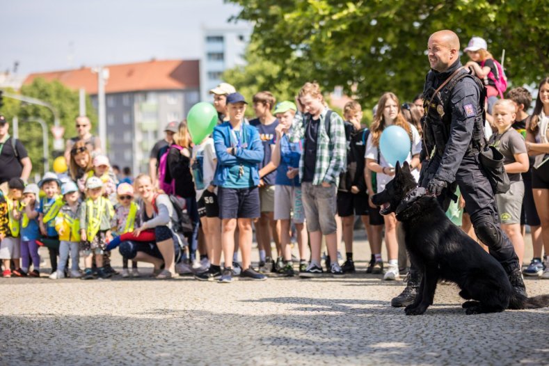 Tisíc dětí přišlo oslavit svůj den před budovu kraje