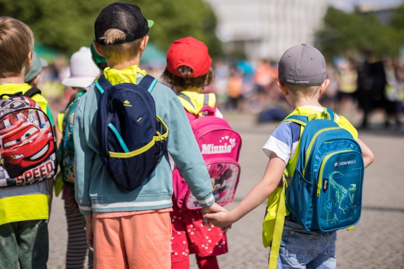 Tisíc dětí přišlo oslavit svůj den před budovu kraje