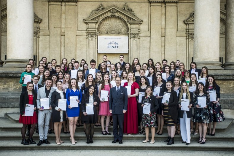 Vévoda z Edinburghu ocenil studentku z Olomouce