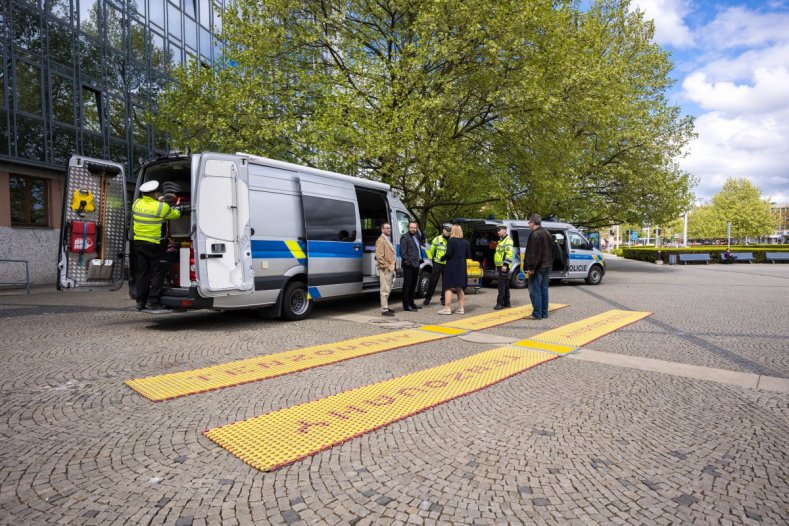 Kraj si posvítí na přetížené náklaďáky. Policii daroval další přenosnou váhu