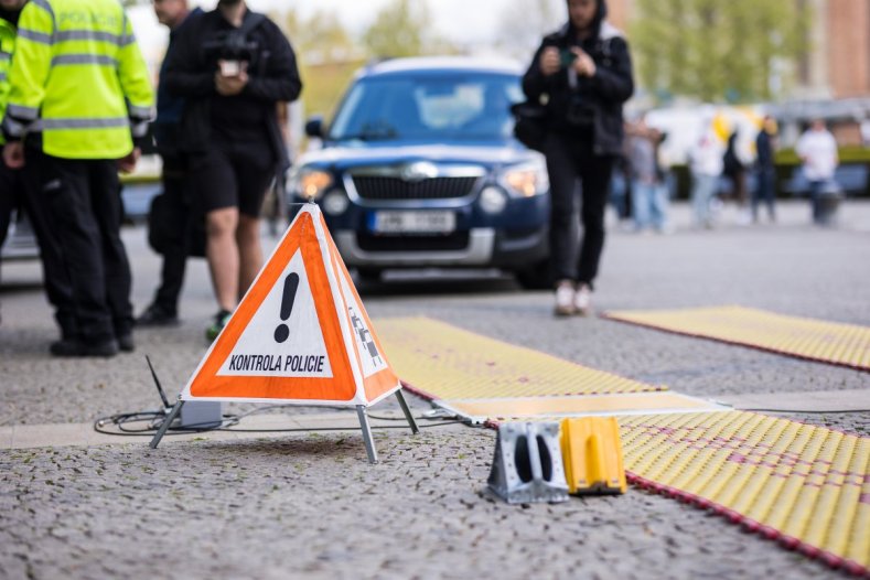 Kraj si posvítí na přetížené náklaďáky. Policii daroval další přenosnou váhu