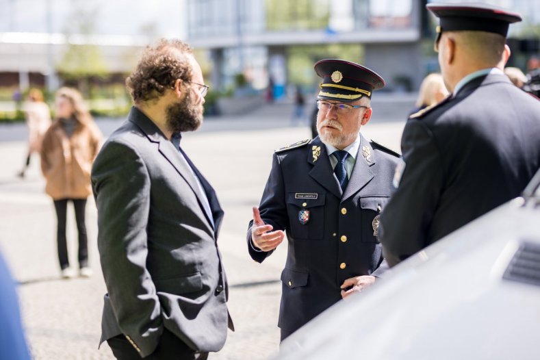 Kraj si posvítí na přetížené náklaďáky. Policii daroval další přenosnou váhu