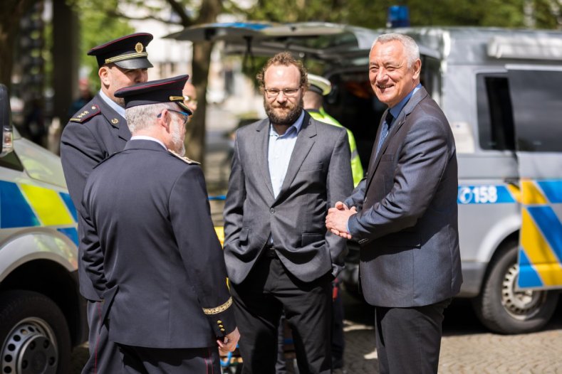 Kraj si posvítí na přetížené náklaďáky. Policii daroval další přenosnou váhu