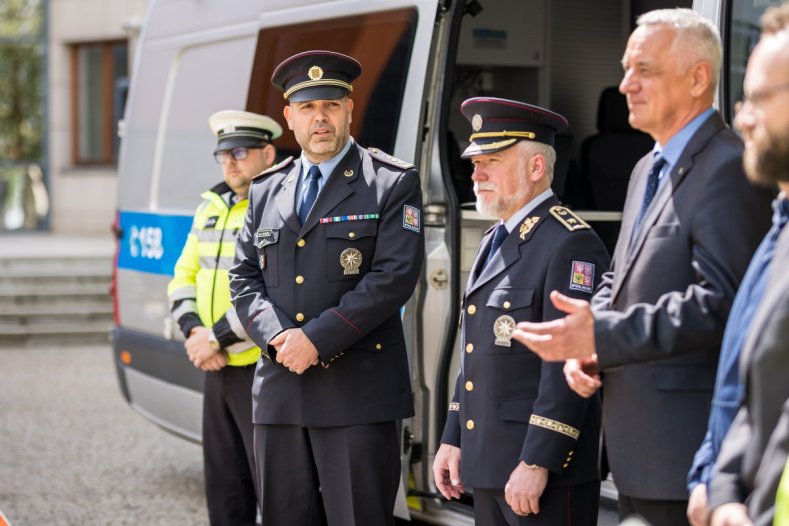 Kraj si posvítí na přetížené náklaďáky. Policii daroval další přenosnou váhu