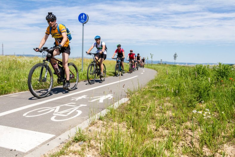 Kraj šlape do pedálů, a doslova. Podpořil už stovky kilometrů cyklistických komunikací