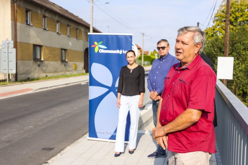 Cestáři dokončili průtah Moravičan