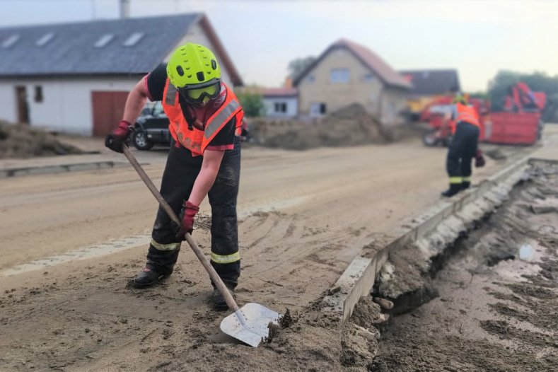 Od začátku povodní na Jesenicku pomáhají i vězni. Pytlovali písek, teď pracují v deponiích