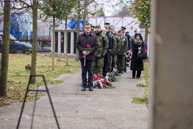 Vlčí máky na klopách připomněly Den válečných veteránů