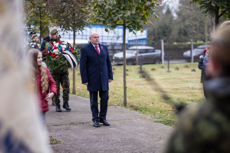 Vlčí máky na klopách připomněly Den válečných veteránů