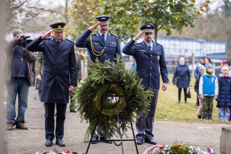 Vlčí máky na klopách připomněly Den válečných veteránů