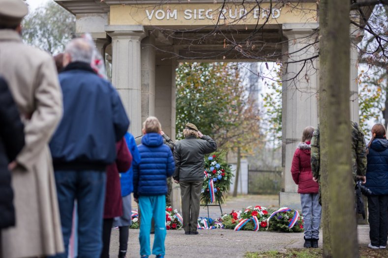 Vlčí máky na klopách připomněly Den válečných veteránů