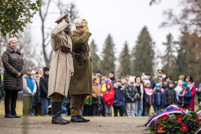 Vlčí máky na klopách připomněly Den válečných veteránů