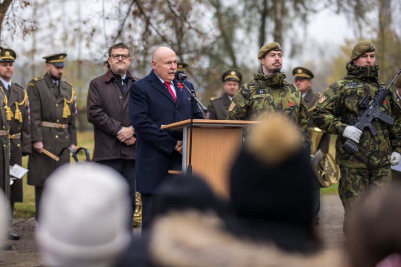 Vlčí máky na klopách připomněly Den válečných veteránů