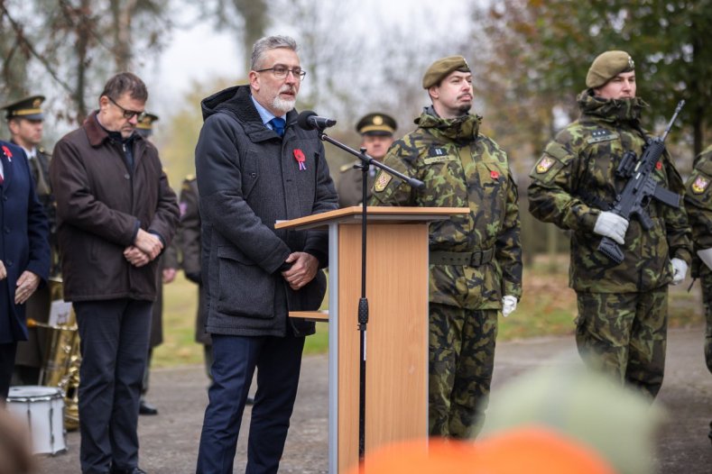 Vlčí máky na klopách připomněly Den válečných veteránů