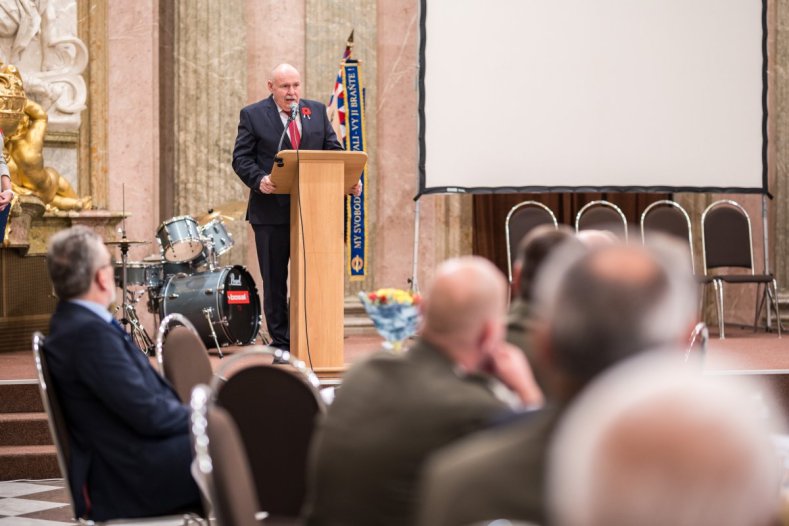 Vlčí máky na klopách připomněly Den válečných veteránů