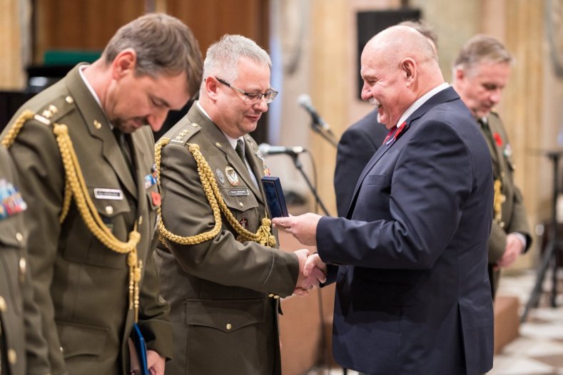 Vlčí máky na klopách připomněly Den válečných veteránů