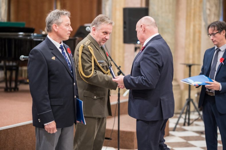 Vlčí máky na klopách připomněly Den válečných veteránů