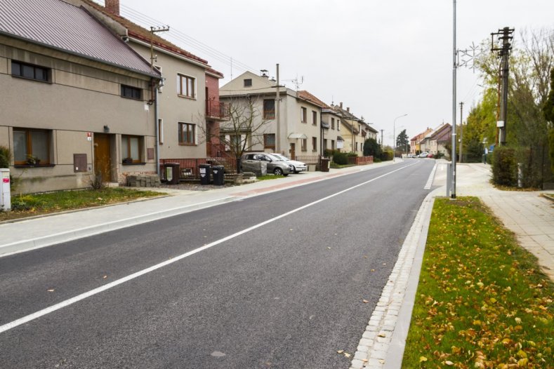 Teď už to pojede jako po másle. Kozlovice mají novou silnici