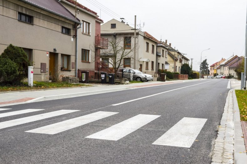 Teď už to pojede jako po másle. Kozlovice mají novou silnici