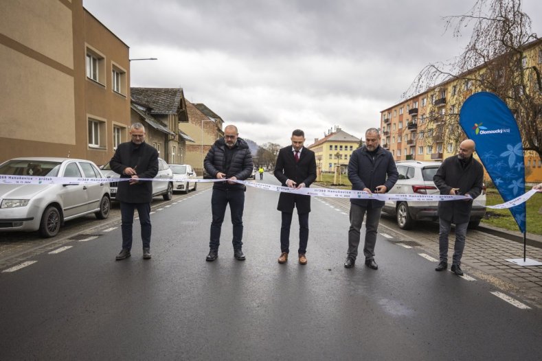 Na jaře začali, na podzim skončili. Hanušovice mají novou hlavní silnici