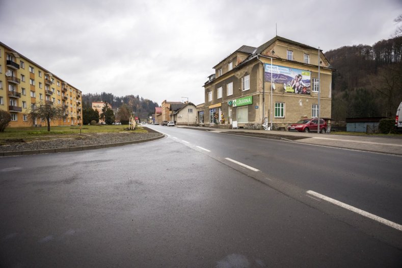 Na jaře začali, na podzim skončili. Hanušovice mají novou hlavní silnici