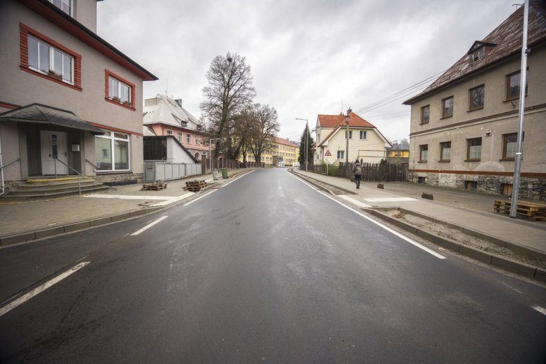 Na jaře začali, na podzim skončili. Hanušovice mají novou hlavní silnici