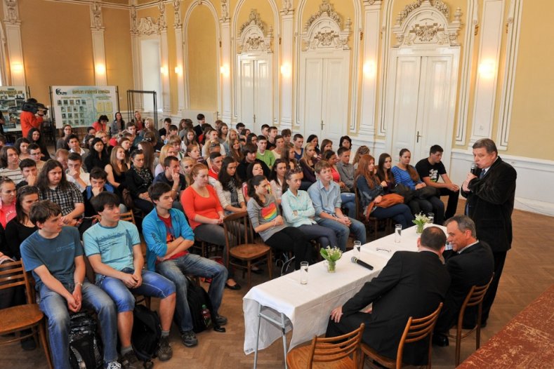 Na besedě se studenty Gymnázia Jiřího Wolkera - výjezdní jednání Rady Olomouckého kraje na Prostějovsku