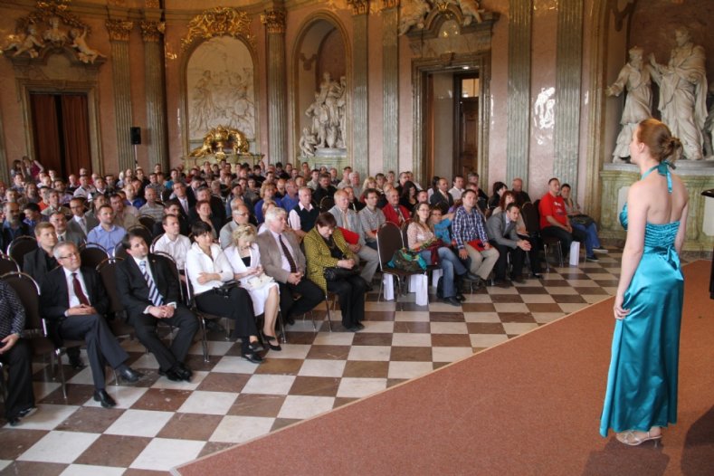 Předávání Zlatých křížů ČCK ve Velkém sále Klášterního Hradiska v Olomouci