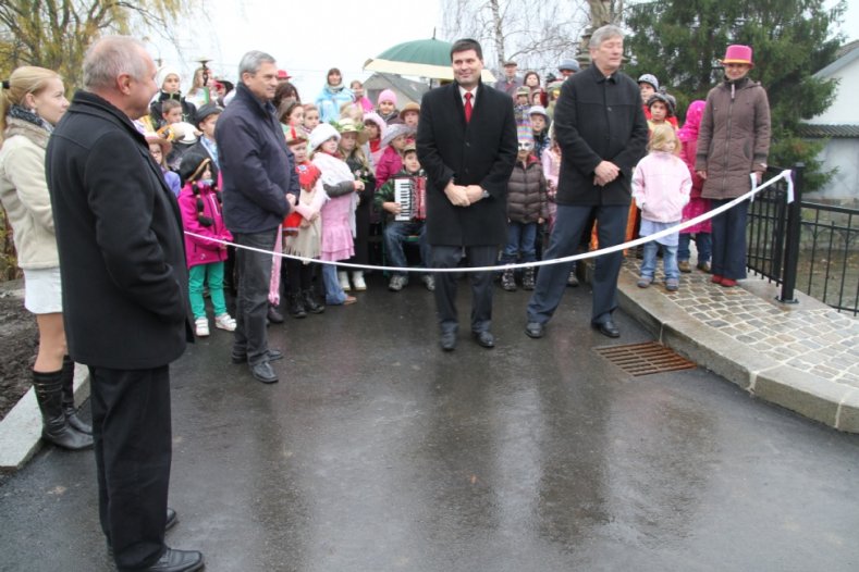 Slavnostní otevření opraveného historického mostu v Dlouhé Loučce