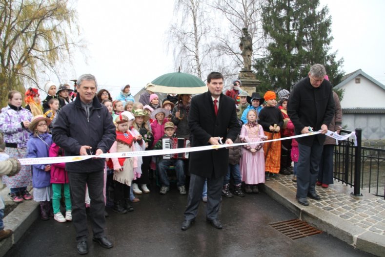 Slavnostní otevření opraveného historického mostu v Dlouhé Loučce