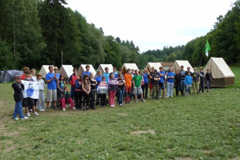 Srbské děti se učí česky na mezinárodním táboře v Ochoze