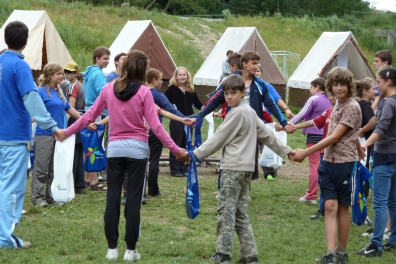 Srbské děti se učí česky na mezinárodním táboře v Ochoze