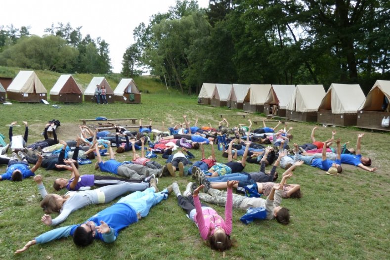 Srbské děti se učí česky na mezinárodním táboře v Ochoze