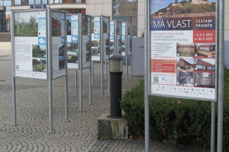 Výstava Má vlast cestami proměn 2015 doputovala před Krajský úřad Olomouckého kraje