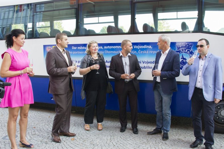 Olomoucký kraj daroval partnerskému regionu Vojvodina autobus. Využije ho česká komunita žijící v Srbsku