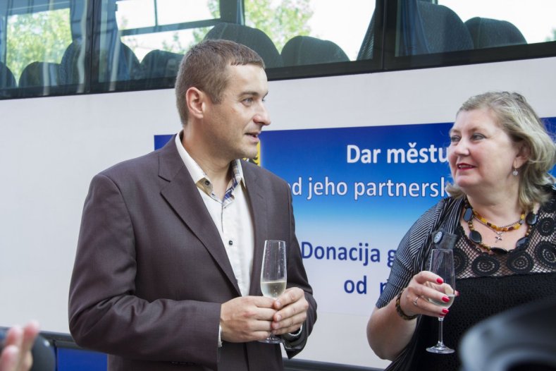 Olomoucký kraj daroval partnerskému regionu Vojvodina autobus. Využije ho česká komunita žijící v Srbsku