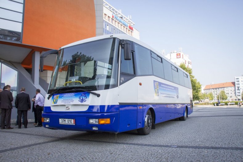 Olomoucký kraj daroval partnerskému regionu Vojvodina autobus. Využije ho česká komunita žijící v Srbsku