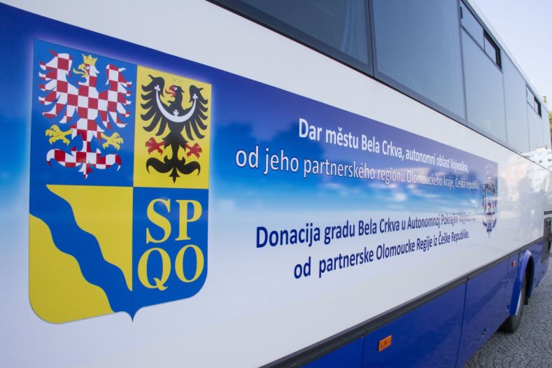 Olomoucký kraj daroval partnerskému regionu Vojvodina autobus. Využije ho česká komunita žijící v Srbsku