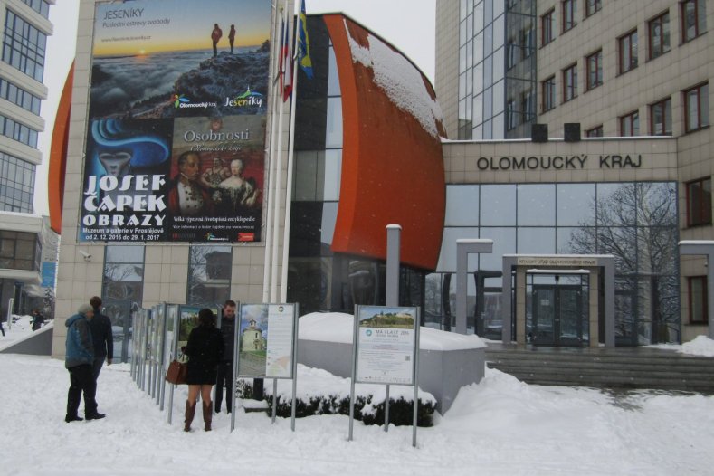 Výstava Má vlast cestami proměn 2016 doputovala před zasněžený Krajský úřad Olomouckého kraje