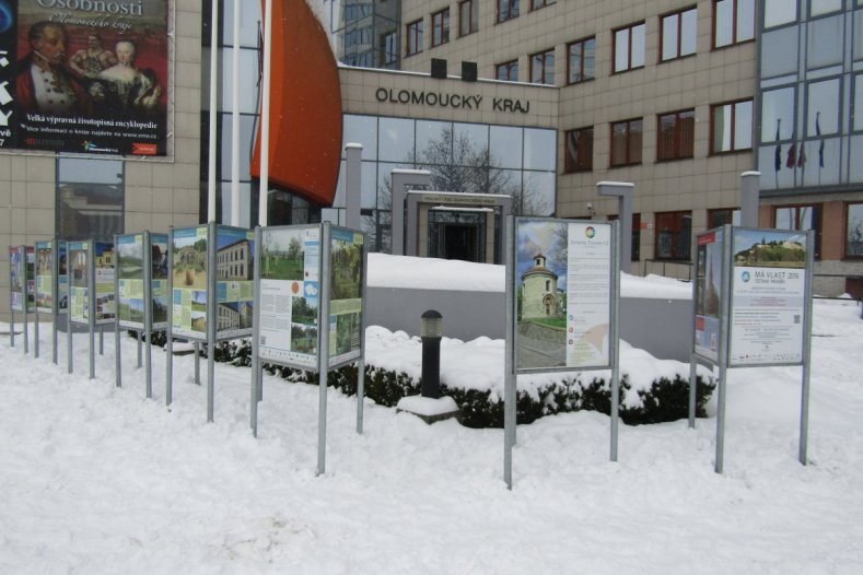 Výstava Má vlast cestami proměn 2016 doputovala před zasněžený Krajský úřad Olomouckého kraje