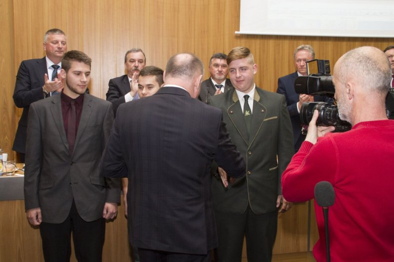 Hejtman Ladislav Okleštěk ocenil tři mladíky za záchranu lidského života