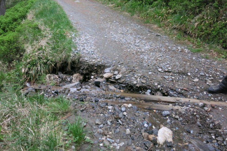 Na snímku - poškozená cesta pod Švýcárnou (květen 2017)