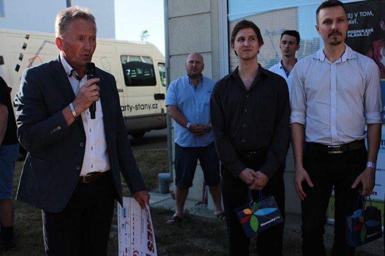 Vítězem osmého ročníku soutěže Podnikavá hlava, kterou pořádá Vědeckotechnický park Univerzity Palackého, se stal Radek Oborný. Porotu zaujal cestovním filtrem na vodu, který se dá připojit ke kohoutku nebo na sprchu. Titul Podnikatel v sukni získala