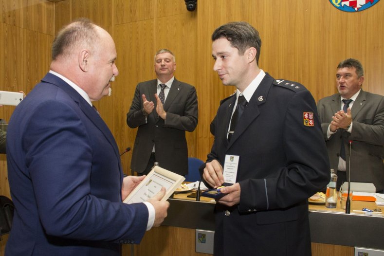 Zastupitelstvo zahájil hasič hrdina