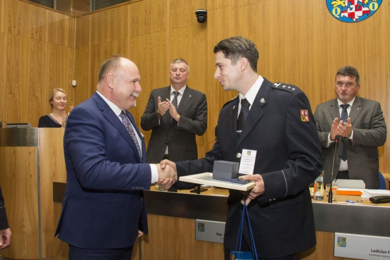 Zastupitelstvo zahájil hasič hrdina