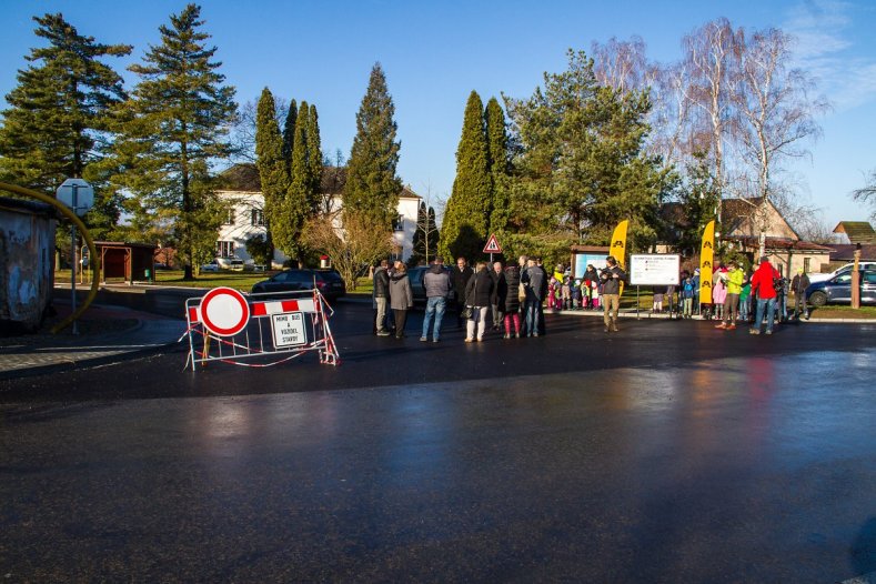 Nová vozovka usnadní průjezd přes Lazníky