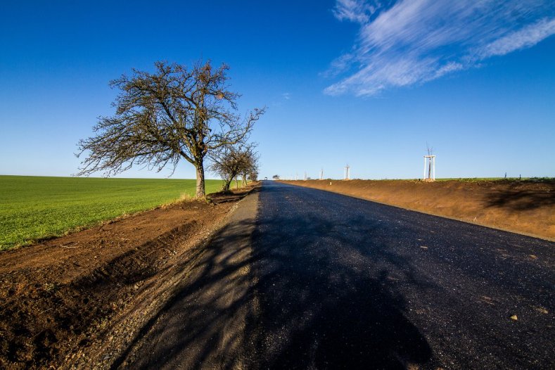 Nová vozovka usnadní průjezd přes Lazníky